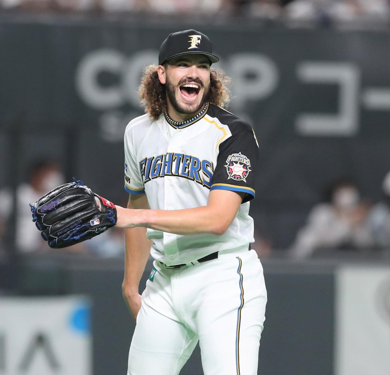 日本ハム対ロッテ　3回表、笑顔で引き揚げるポンセ（撮影・黒川智章）