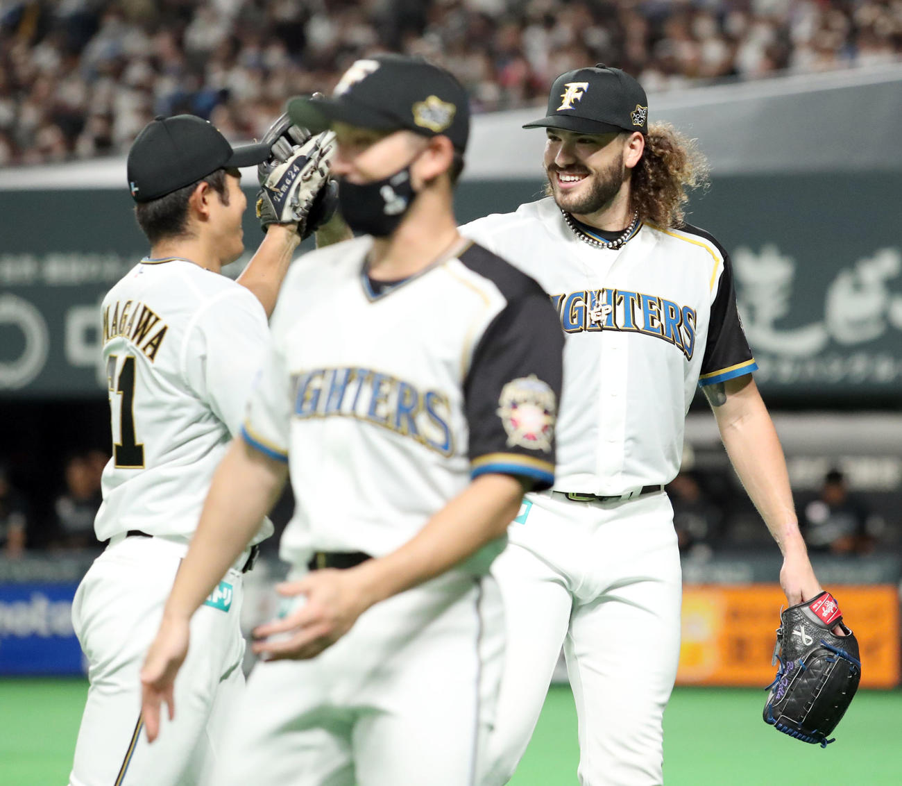 日本ハム対ロッテ　4回表、笑顔で今川（左）を出迎えながらベンチに戻るポンセ（撮影・佐藤翔太）