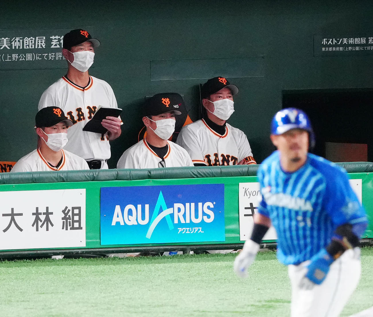 巨人対DeNA 6回表DeNA無死一、二塁、山崎伊が宮崎（手前）に先制適時打を浴び、ベンチで厳しい表情の原監督（右端）（撮影・江口和貴）