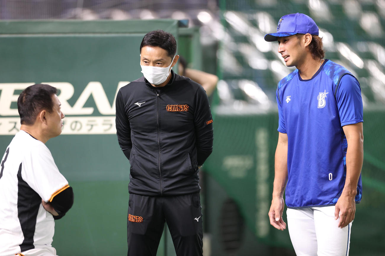 巨人対DeNA　試合前、原監督（左）と話をする大田。中央は堀田氏（撮影・狩俣裕三）