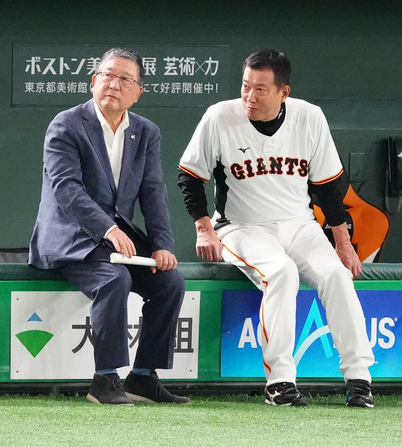 巨人対DeNA　試合前、言葉を交わす巨人原監督（右）と徳光アナウンサー（撮影・江口和貴）