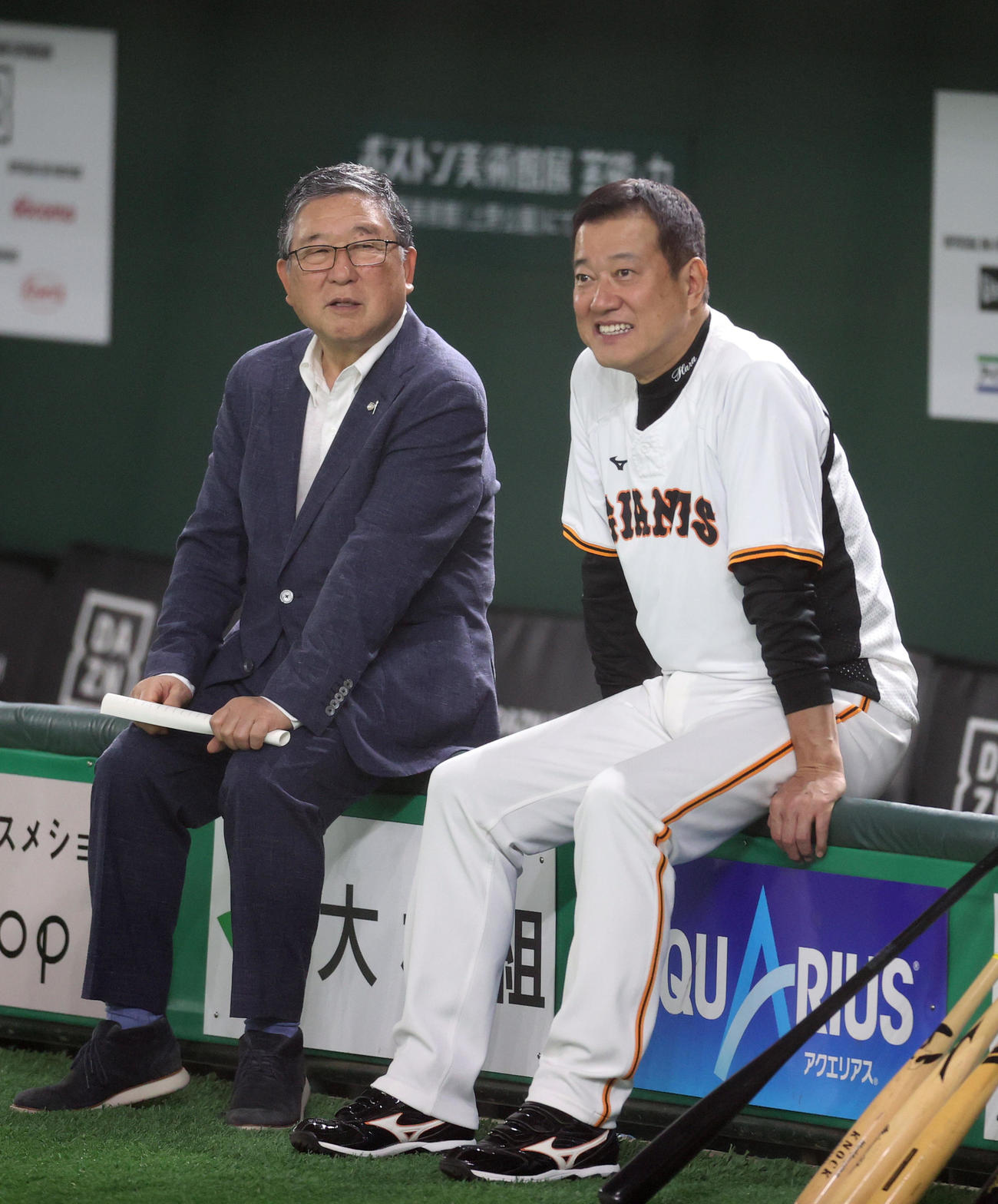 巨人対DeNA　試合前に談笑する徳光和夫アナウンサー（左）と原監督（撮影・狩俣裕三）