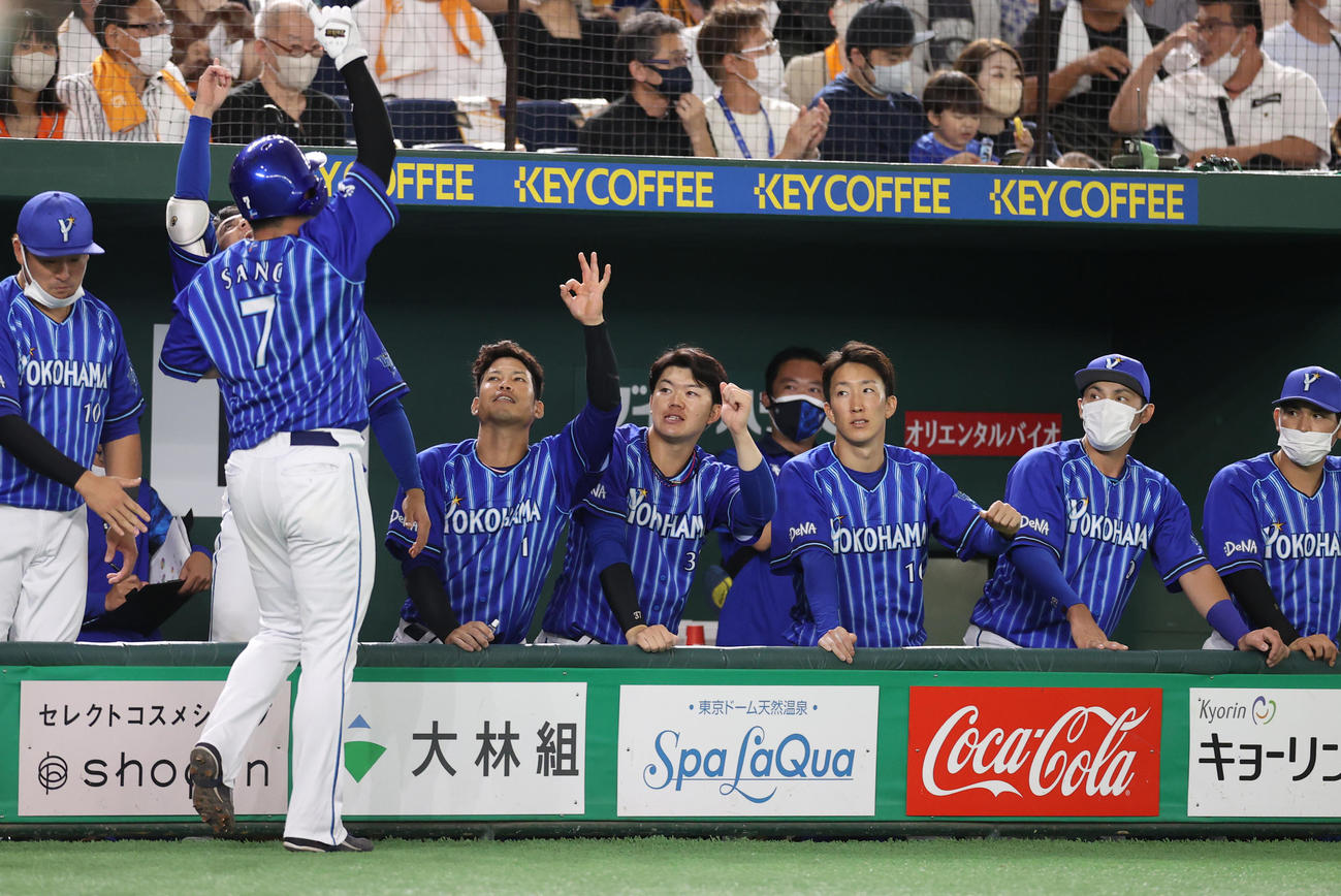 巨人対DeNA 6回表DeNA無死一、二塁、宮崎の先制適時打で生還する佐野（左）を迎える桑原（左から3人目）らDeNAベンチ（撮影・狩俣裕三）