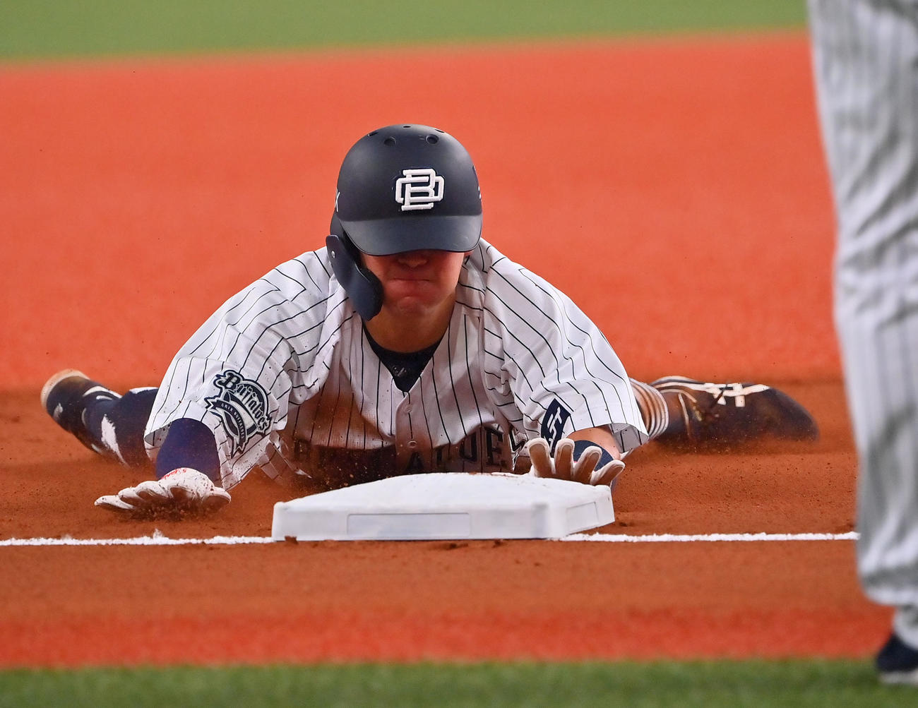 オリックス対ソフトバンク　3回裏オリックス1死二塁、捕手が弾いたのを見て三塁に進む西野（撮影・和賀正仁）