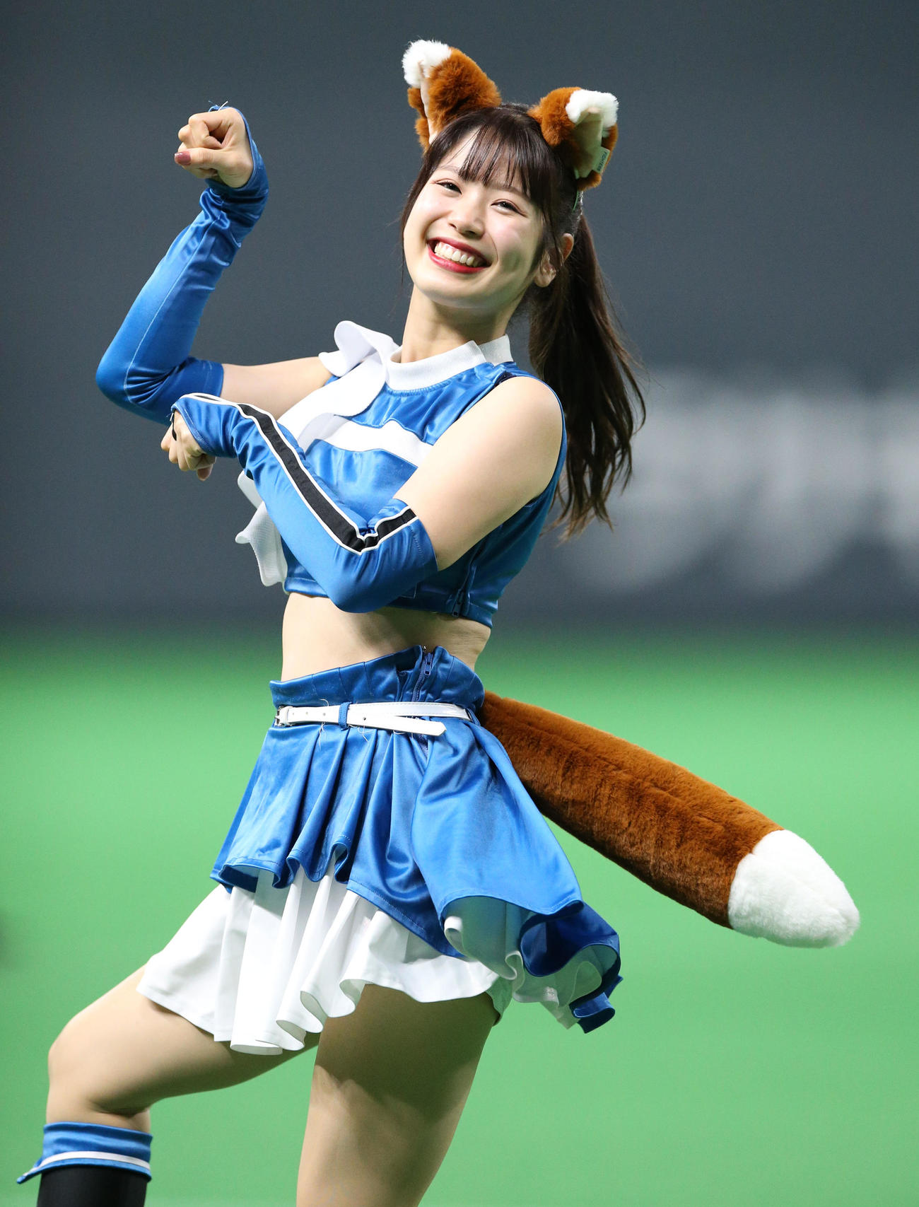 日本ハム対ロッテ　「きつねダンス」を踊るファイターズガール（撮影・佐藤翔太）