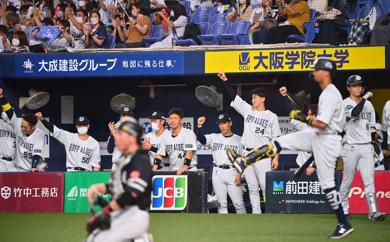 オリックス対ソフトバンク　3回裏オリックス2死三塁、先制の中前適時打を放った福田にガッツポーズするオリックスナイン（撮影・和賀正仁）