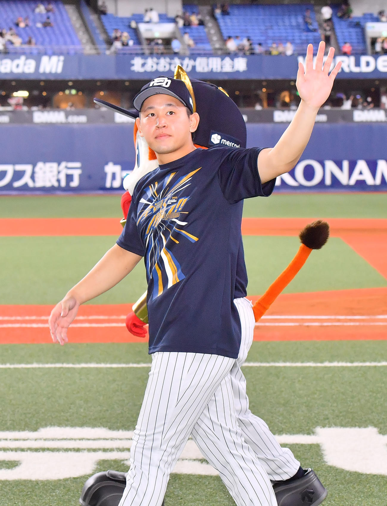 オリックス対ソフトバンク　勝利投手となったオリックス宮城はファンの声援に手を振って応える（撮影・和賀正仁）