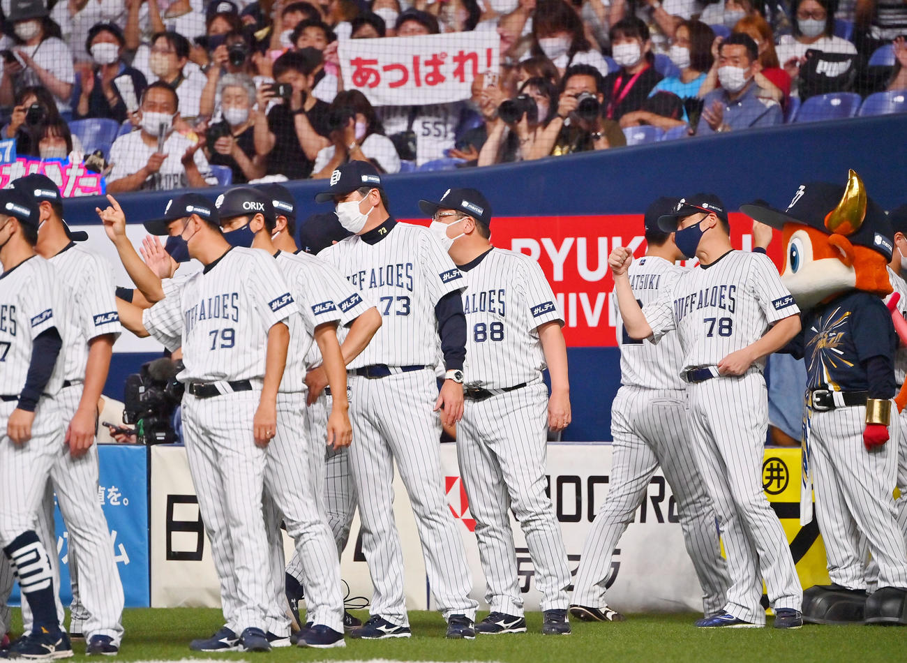 オリックス対ソフトバンク　ソフトバンクに連勝しナインとタッチを交わすオリックス中嶋監督（撮影・和賀正仁）