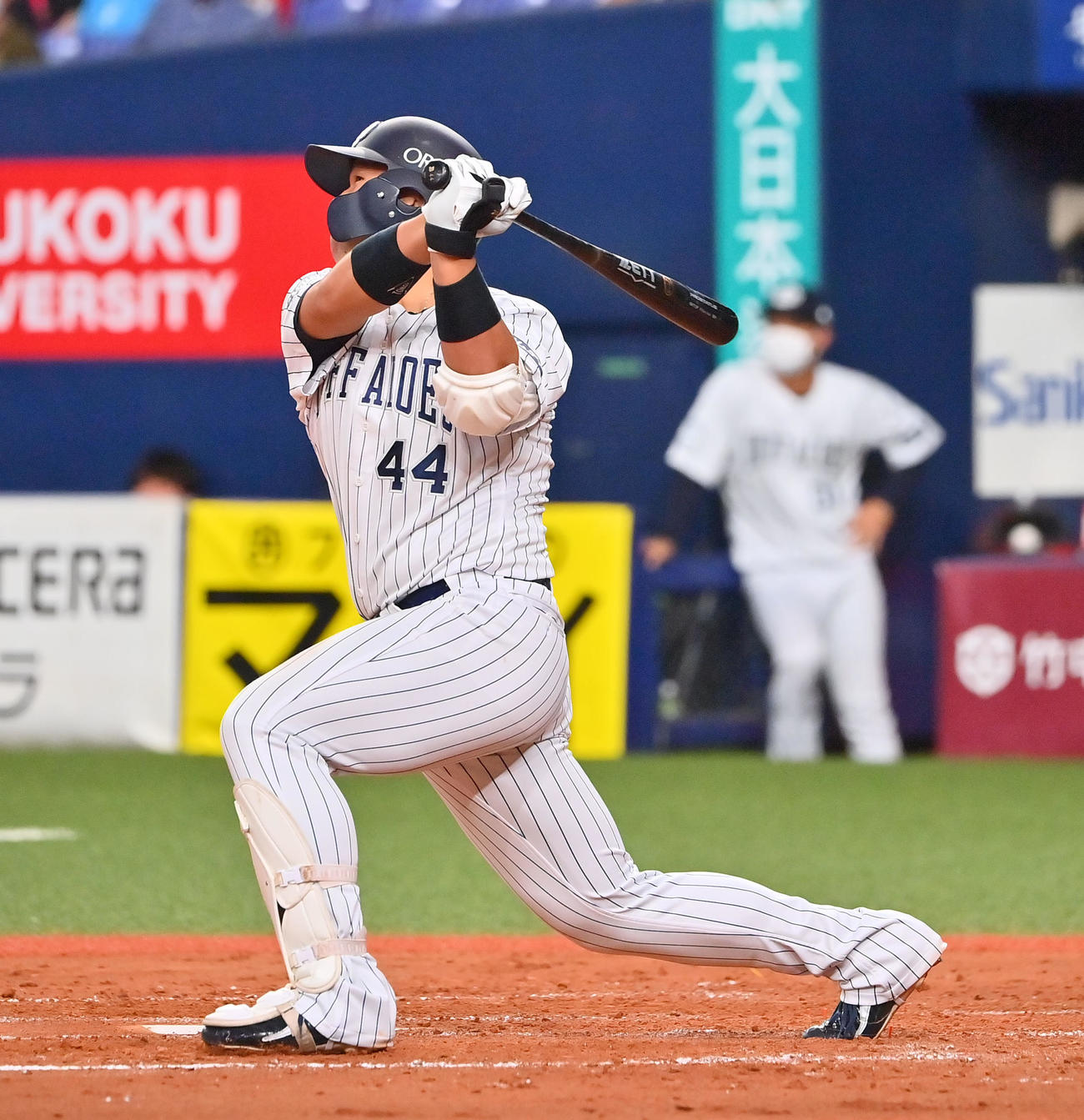 オリックス対ソフトバンク　4回裏オリックス1死一、三塁、中犠飛を放つ頓宮（撮影・和賀正仁）