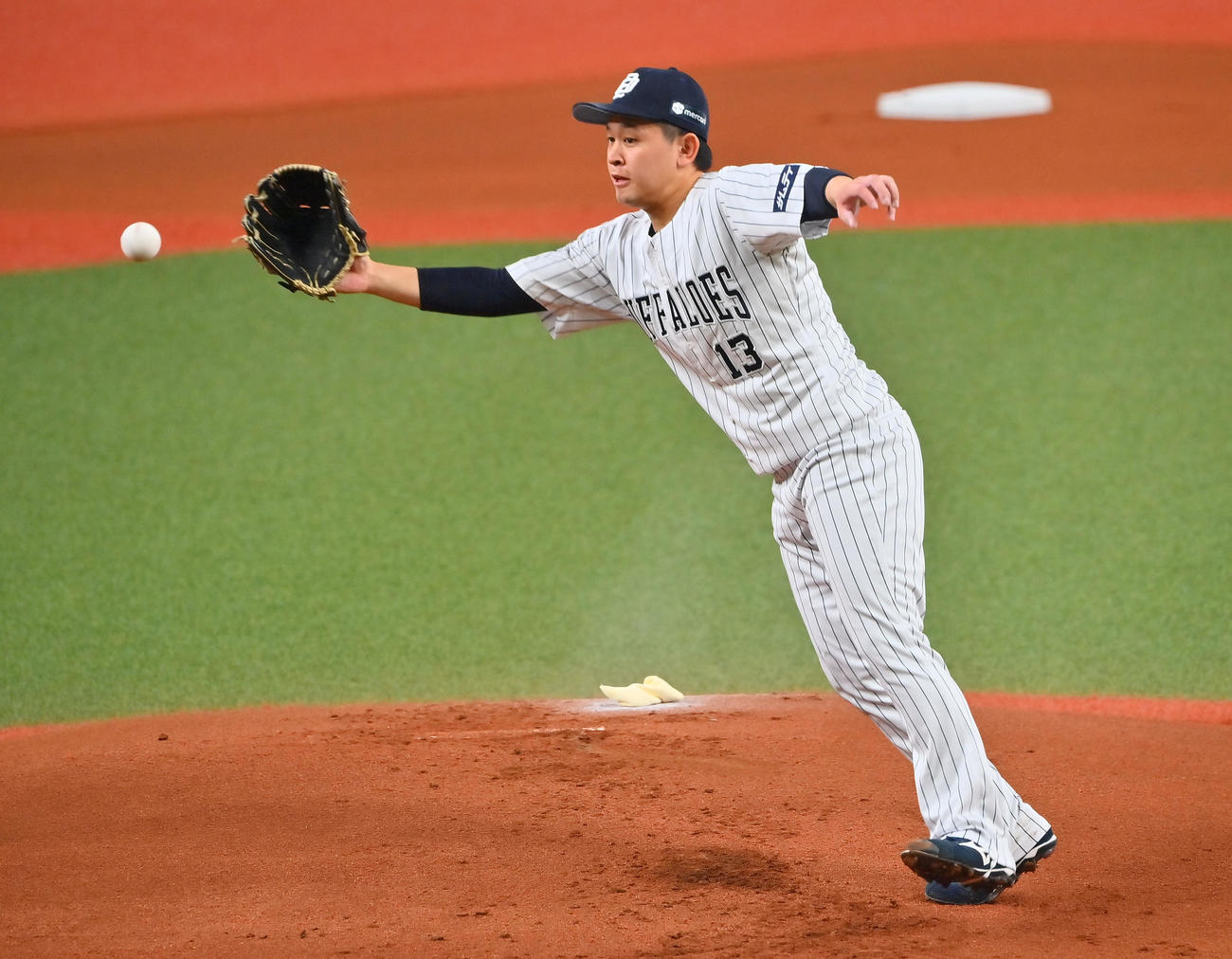 オリックス対ソフトバンク　1回表ソフトバンク1死、三森の投手を強襲する打球を好捕するオリックス宮城（撮影・和賀正仁）