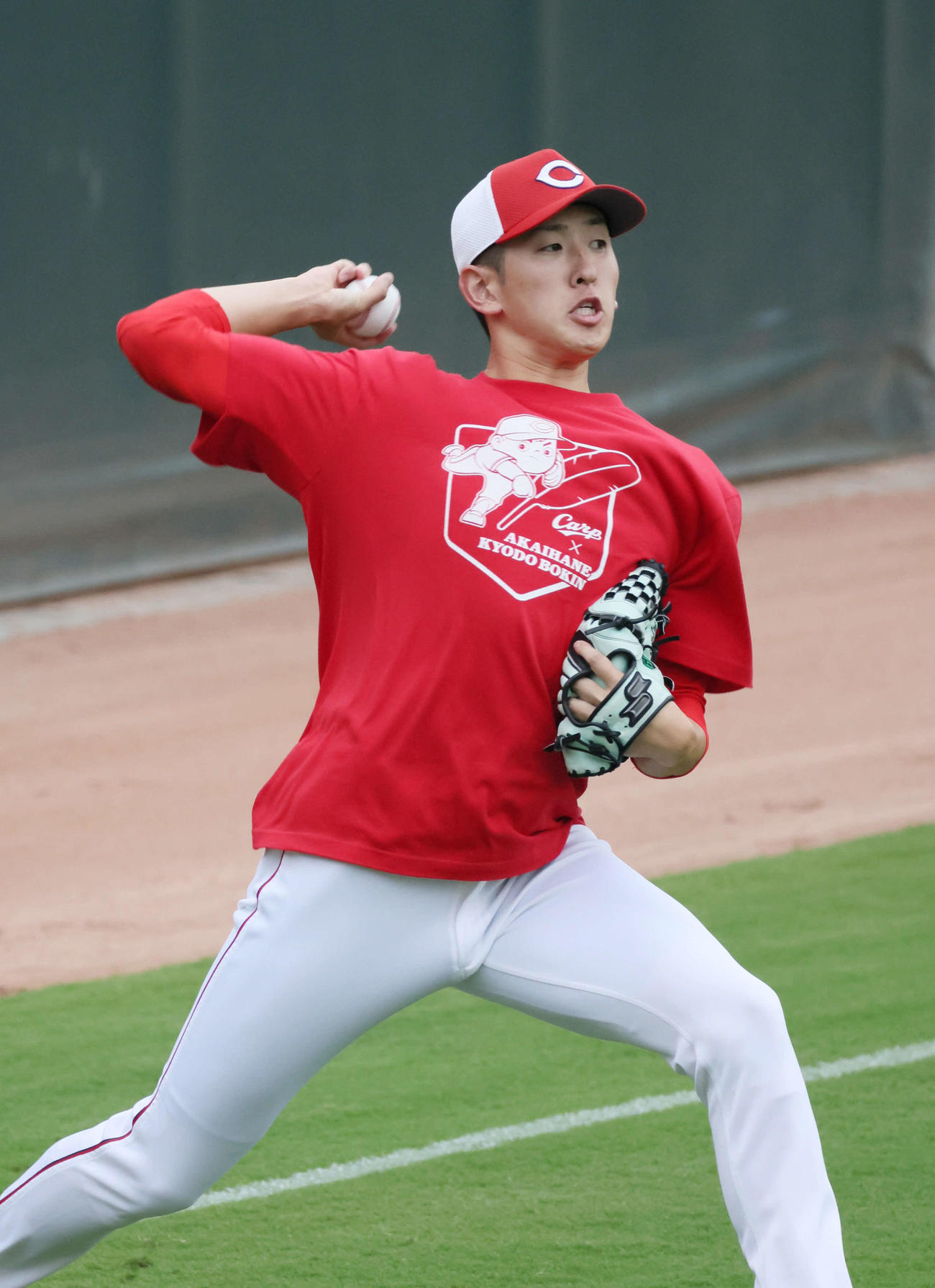 キャッチボールで調整する遠藤（撮影・加藤孝規）