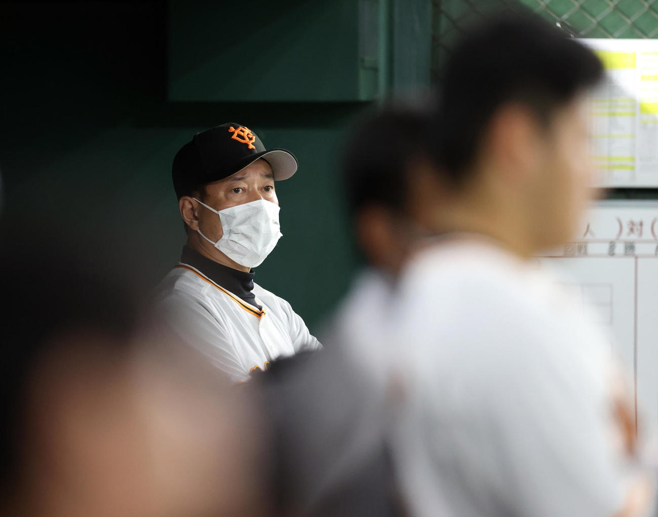 巨人対DeNA 8回裏、ベンチで厳しい表情を見せる原監督（撮影・狩俣裕三）