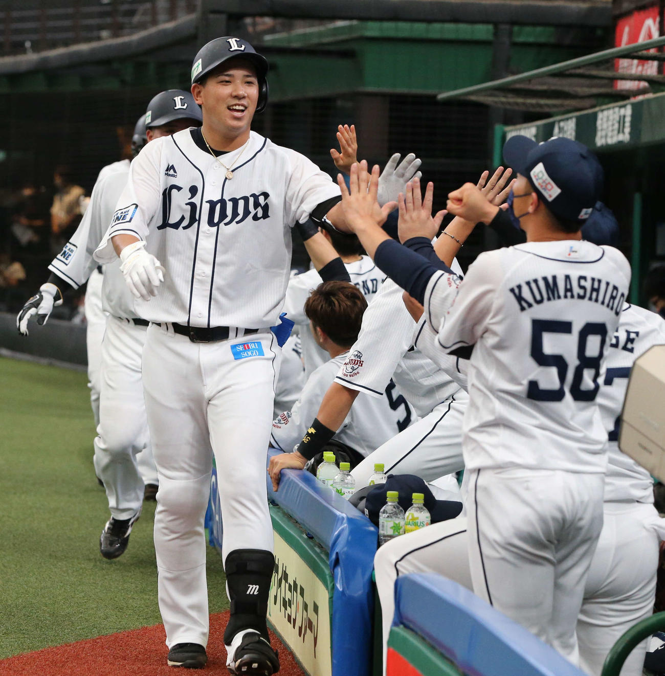 西武対楽天　4回裏西武無死一、二塁、3点本塁打を放ち笑顔でハイタッチをする愛斗（撮影・星夏穂）