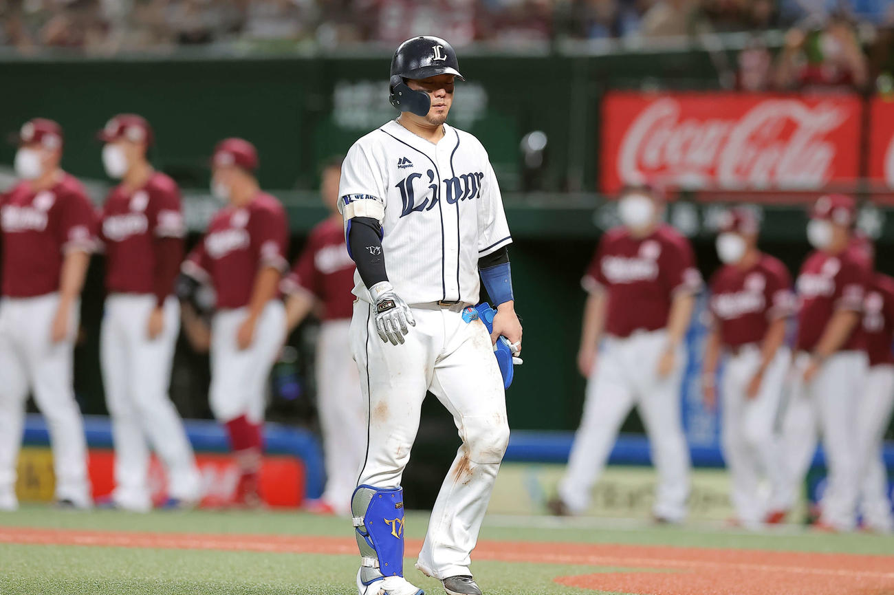 西武対楽天　9回裏西武2死一塁、森は二塁ゴロに倒れ、喜ぶ楽天ナインを背にがっくり引き揚げる（撮影・浅見桂子）