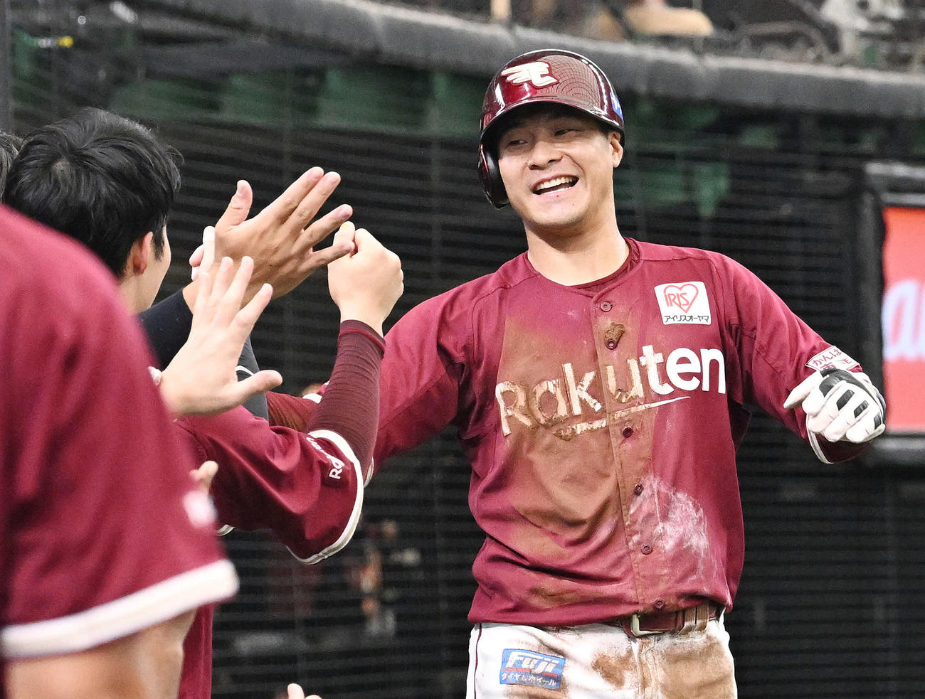 西武対楽天　4回表楽天無死二塁、浅村の中前適時打から生還した茂木はチームメートとタッチを交わす（撮影・滝沢徹郎）