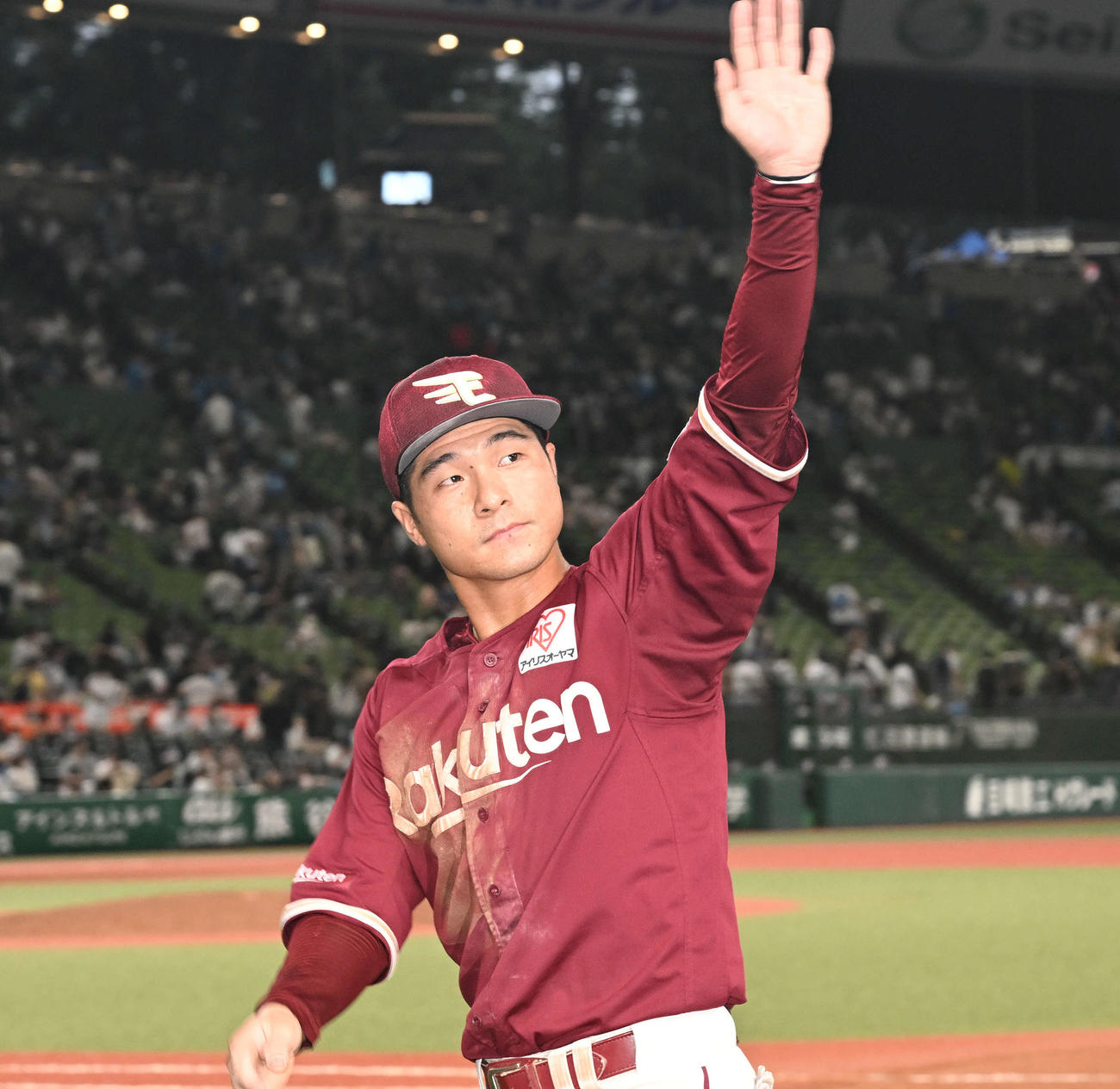 西武対楽天　ヒーローインタビューを終えファンに手を振る楽天茂木（撮影・滝沢徹郎）