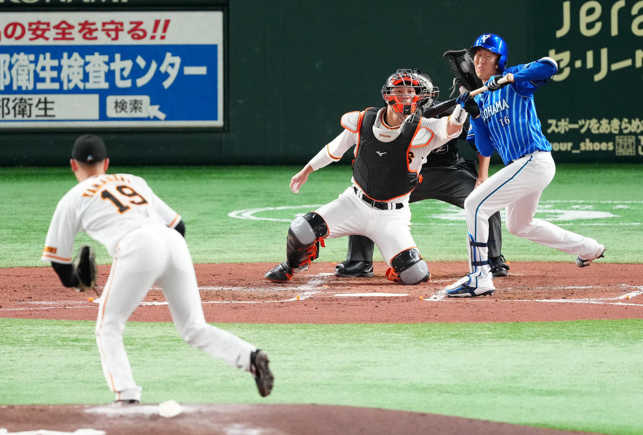 巨人対DeNA 3回表DeNA無死二塁、内角高めの球を避ける大貫。投手山崎伊（撮影・江口和貴）
