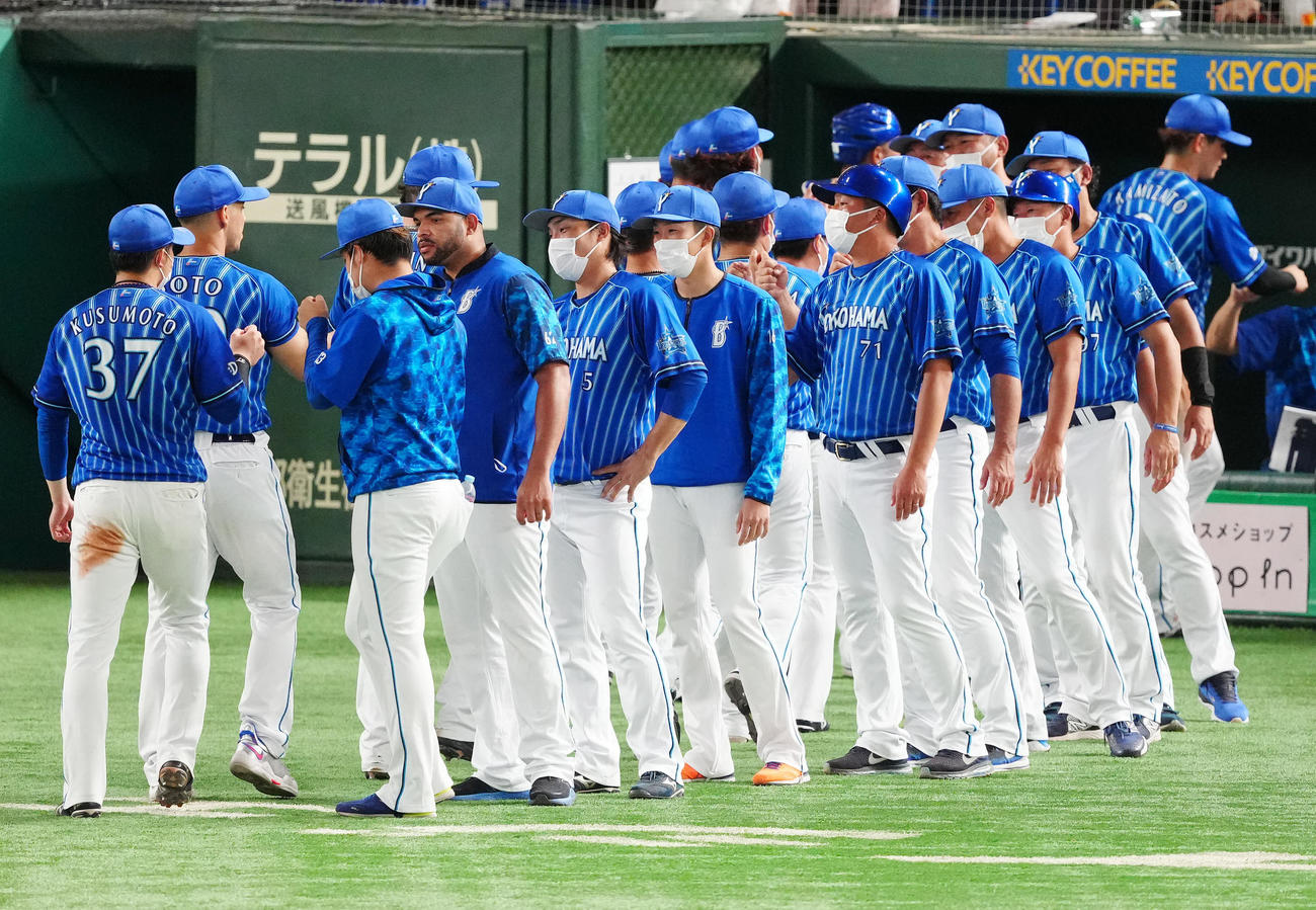 巨人対DeNA　巨人に勝利し、タッチを交わす大貫（中央）らDeNAの選手たち（撮影・江口和貴）