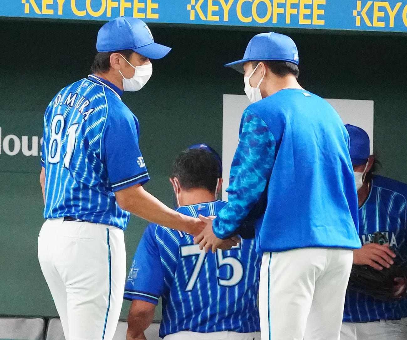 巨人対DeNA　試合後、握手を交わすDeNA三浦監督（左）と大貫（撮影・江口和貴）