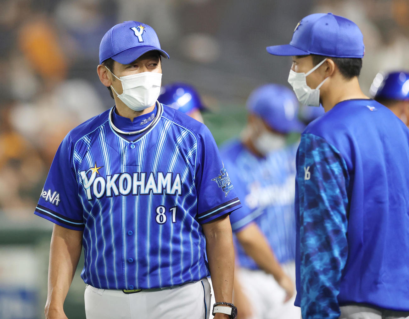 巨人対DeNA　試合後、11勝目を挙げた大貫（右）と話をする三浦監督（撮影・狩俣裕三）