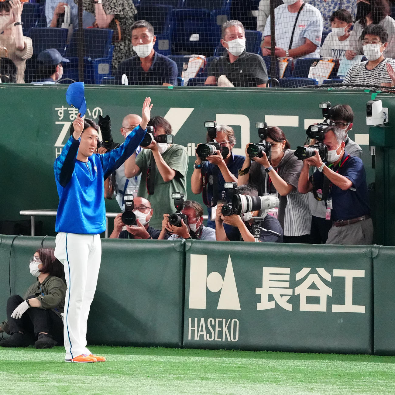 巨人対DeNA　試合後、DeNAファンの拍手に応えるDeNA大貫（撮影・江口和貴）