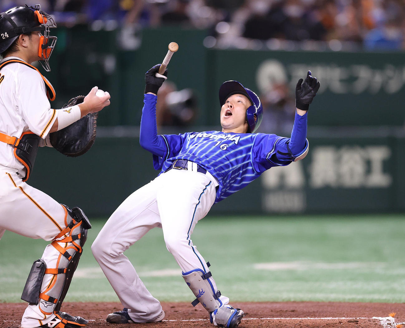 巨人対DeNA 3回表DeNA無死二塁、内角高めのボールに驚いた表情でのけぞる大貫（撮影・狩俣裕三）