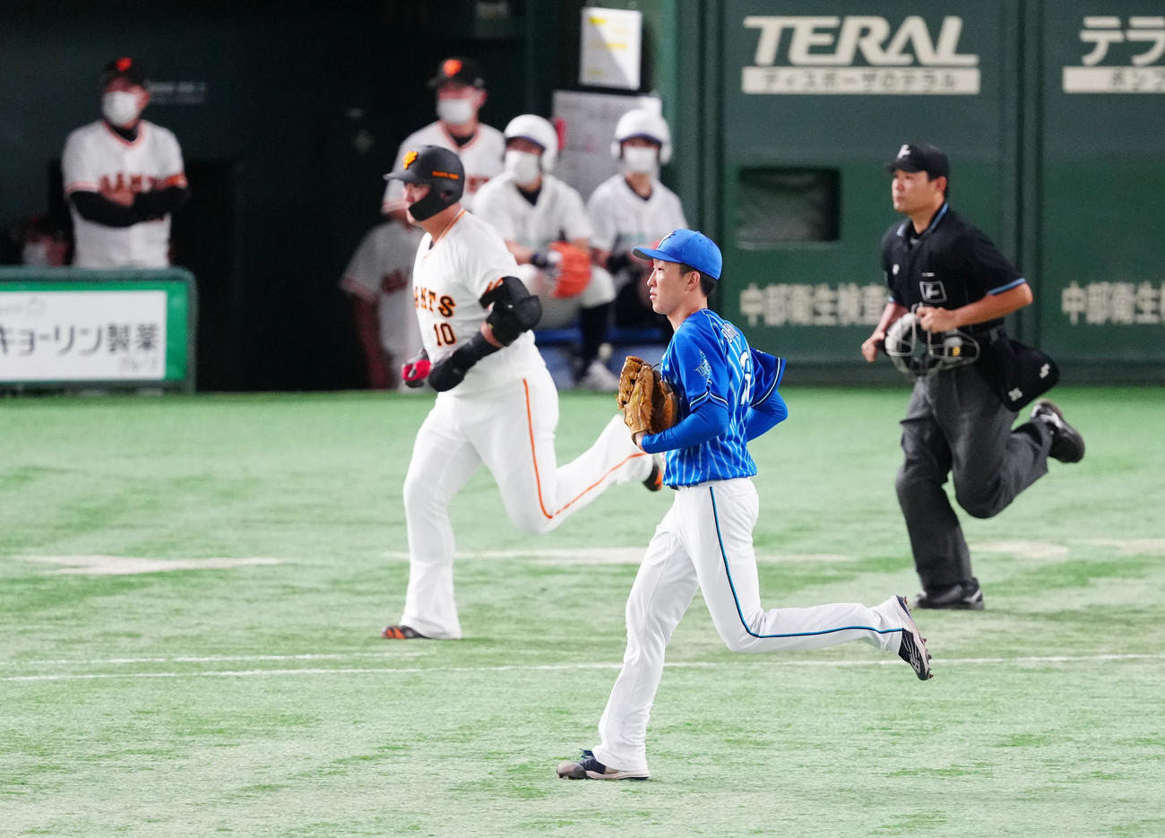 巨人対DeNA 4回裏巨人無死、右飛に仕留めた中田（左）と並走する大貫（撮影・江口和貴）