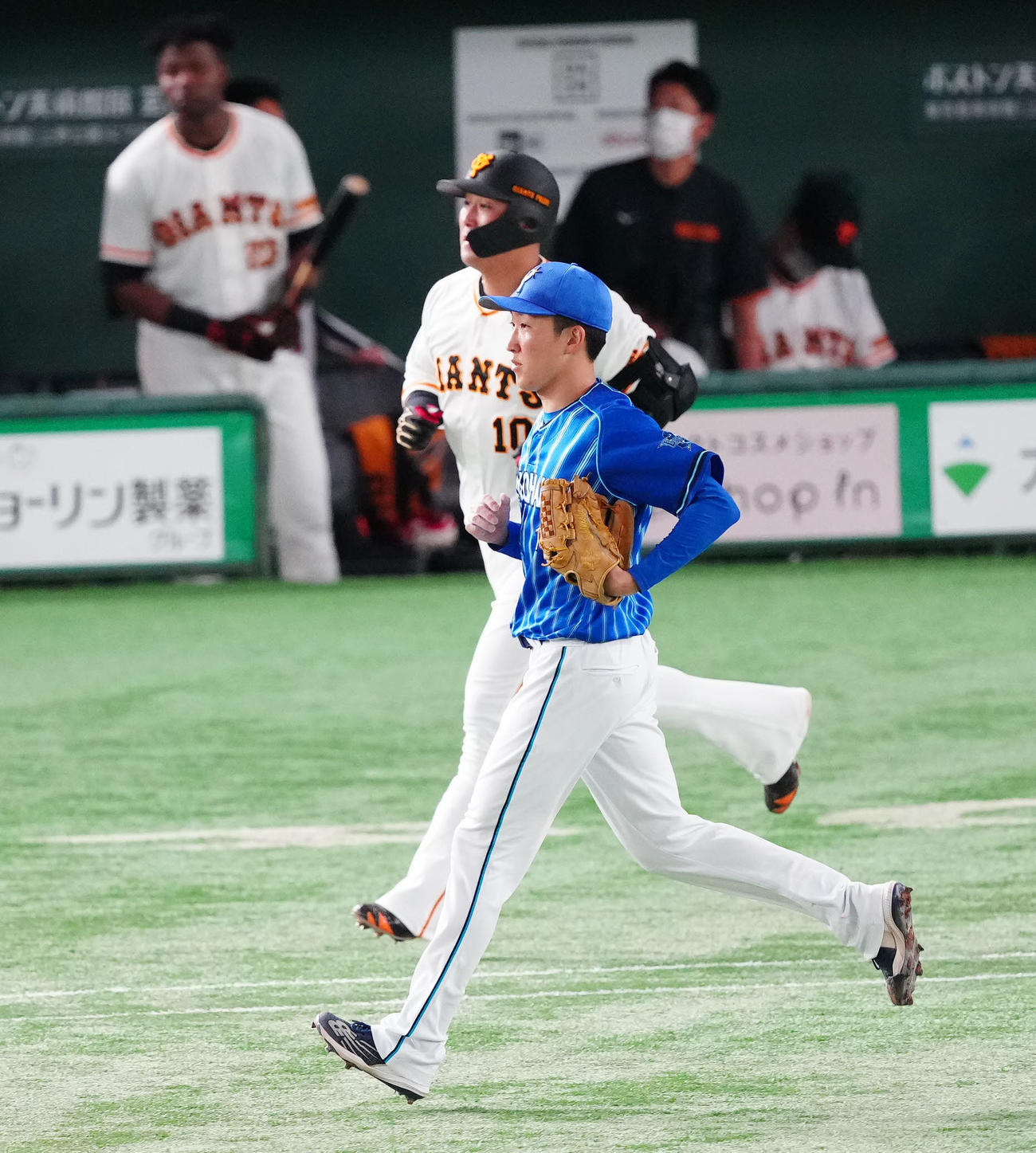 巨人対DeNA 4回裏巨人無死、右飛に仕留めた中田（後方）と並走する大貫（撮影・江口和貴）