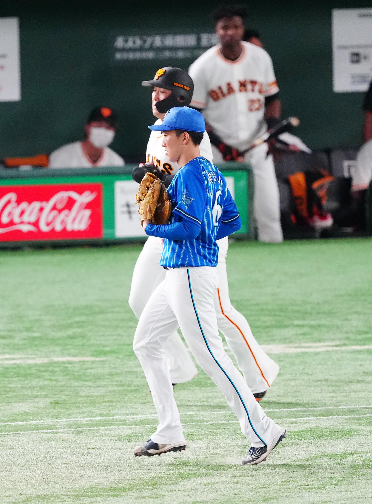 巨人対DeNA 4回裏巨人無死、右飛に仕留めた中田（後方）と並走する大貫（撮影・江口和貴）