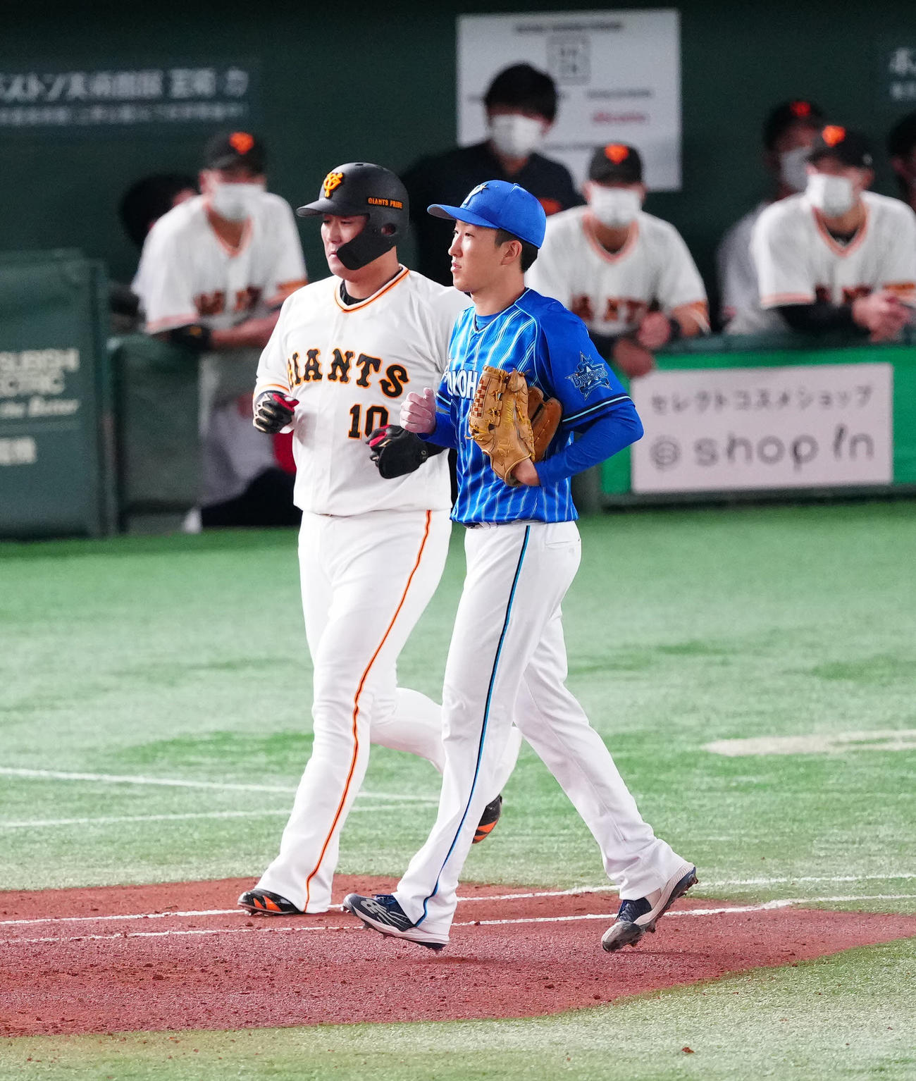 巨人対DeNA 4回裏巨人無死、右飛に仕留めた中田（左）と並走する大貫（撮影・江口和貴）