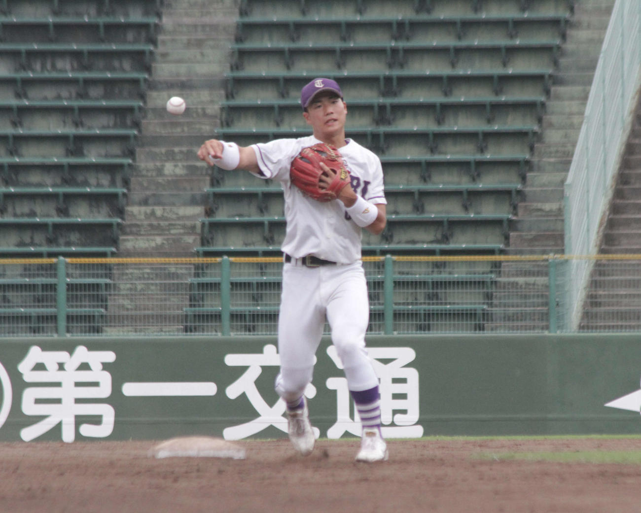 天理大・友杉篤輝内野手はボール回しで三塁に送球した