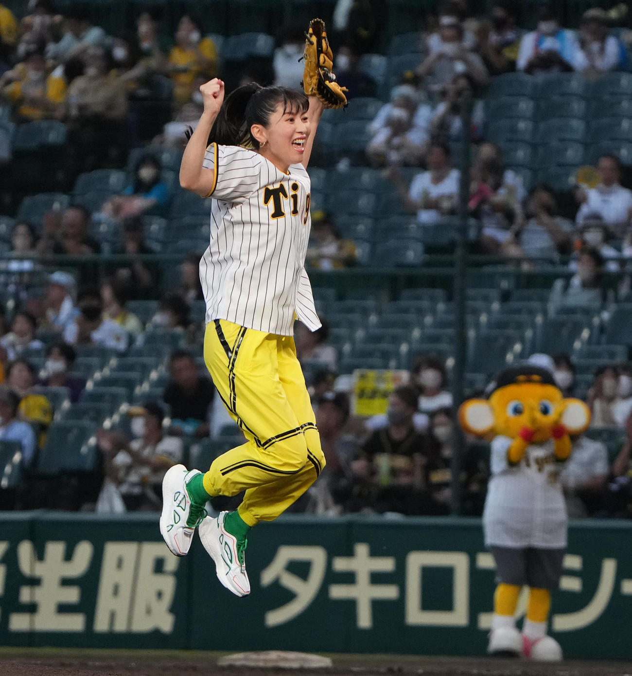 阪神対ヤクルト　「涼宮ハルヒの球宴」でファーストピッチを行う声優の茅原実里（撮影・清水貴仁）
