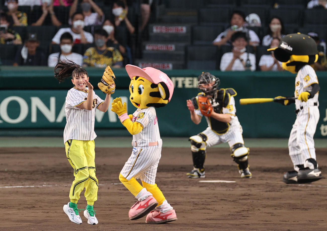 阪神対ヤクルト　「涼宮ハルヒの球宴」でファーストピッチを行った声優の茅原実里（撮影・上山淳一）