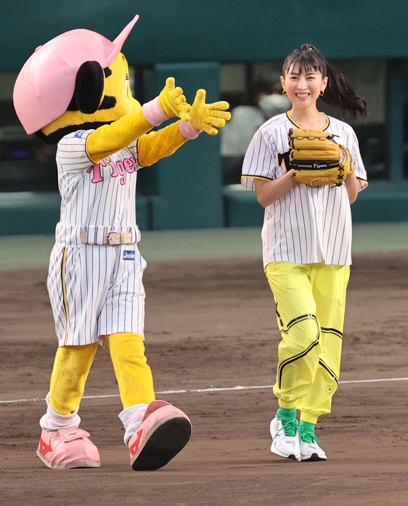 阪神対ヤクルト　ファーストピッチでマウンドに向かう声優の茅原実里（撮影・上山淳一）
