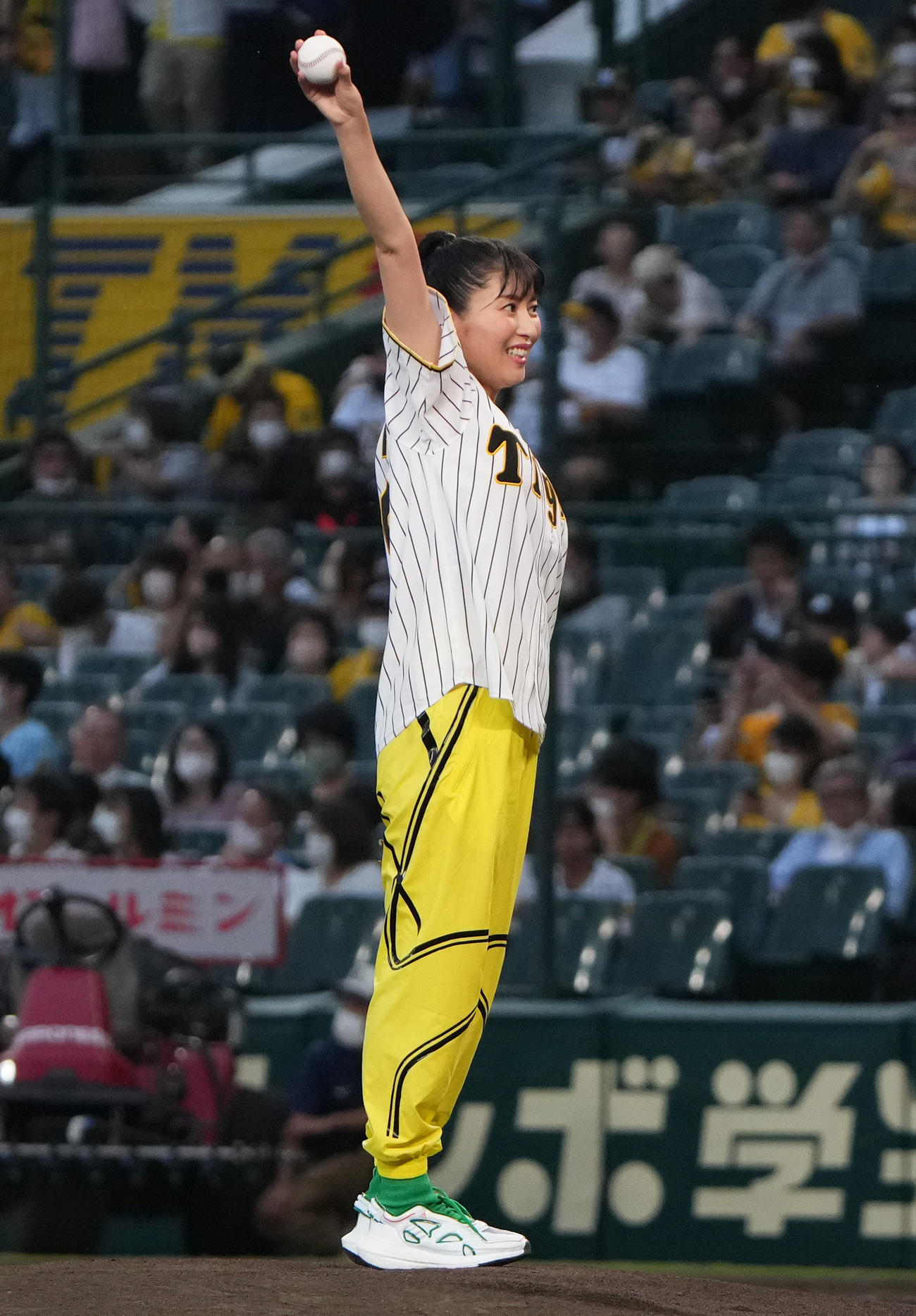 阪神対ヤクルト　「涼宮ハルヒの球宴」でファーストピッチを行う声優の茅原実里（撮影・清水貴仁）