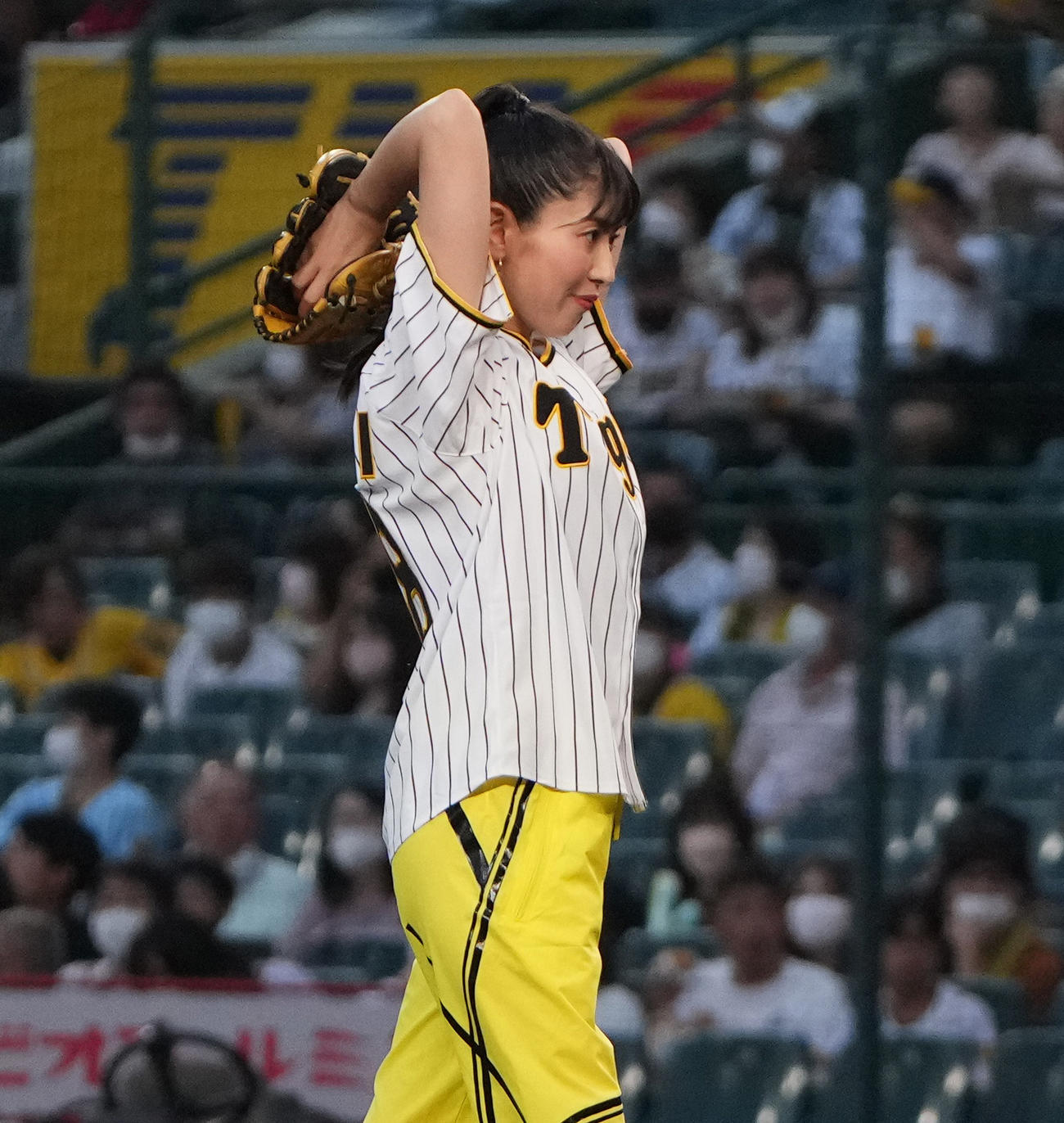 阪神対ヤクルト　「涼宮ハルヒの球宴」でファーストピッチを行う声優の茅原実里（撮影・清水貴仁）