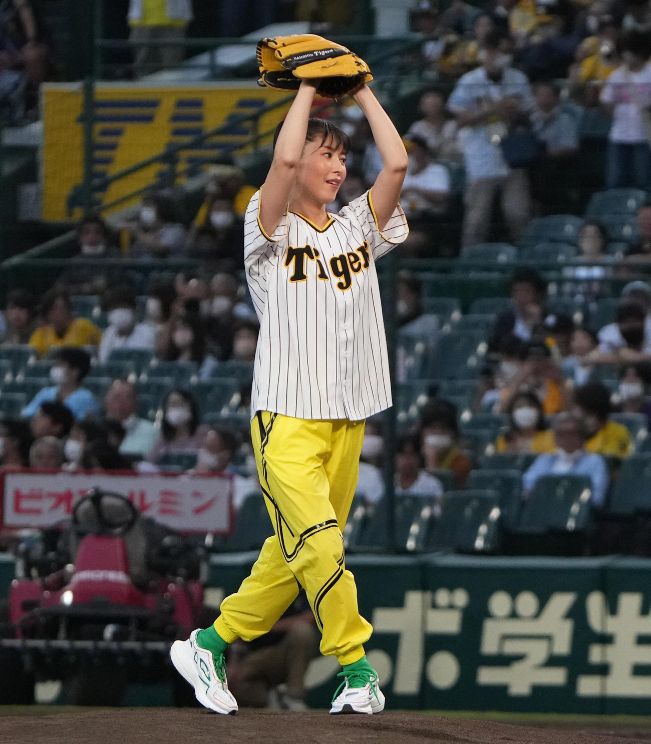 阪神対ヤクルト　「涼宮ハルヒの球宴」でファーストピッチを行う声優の茅原実里（撮影・清水貴仁）