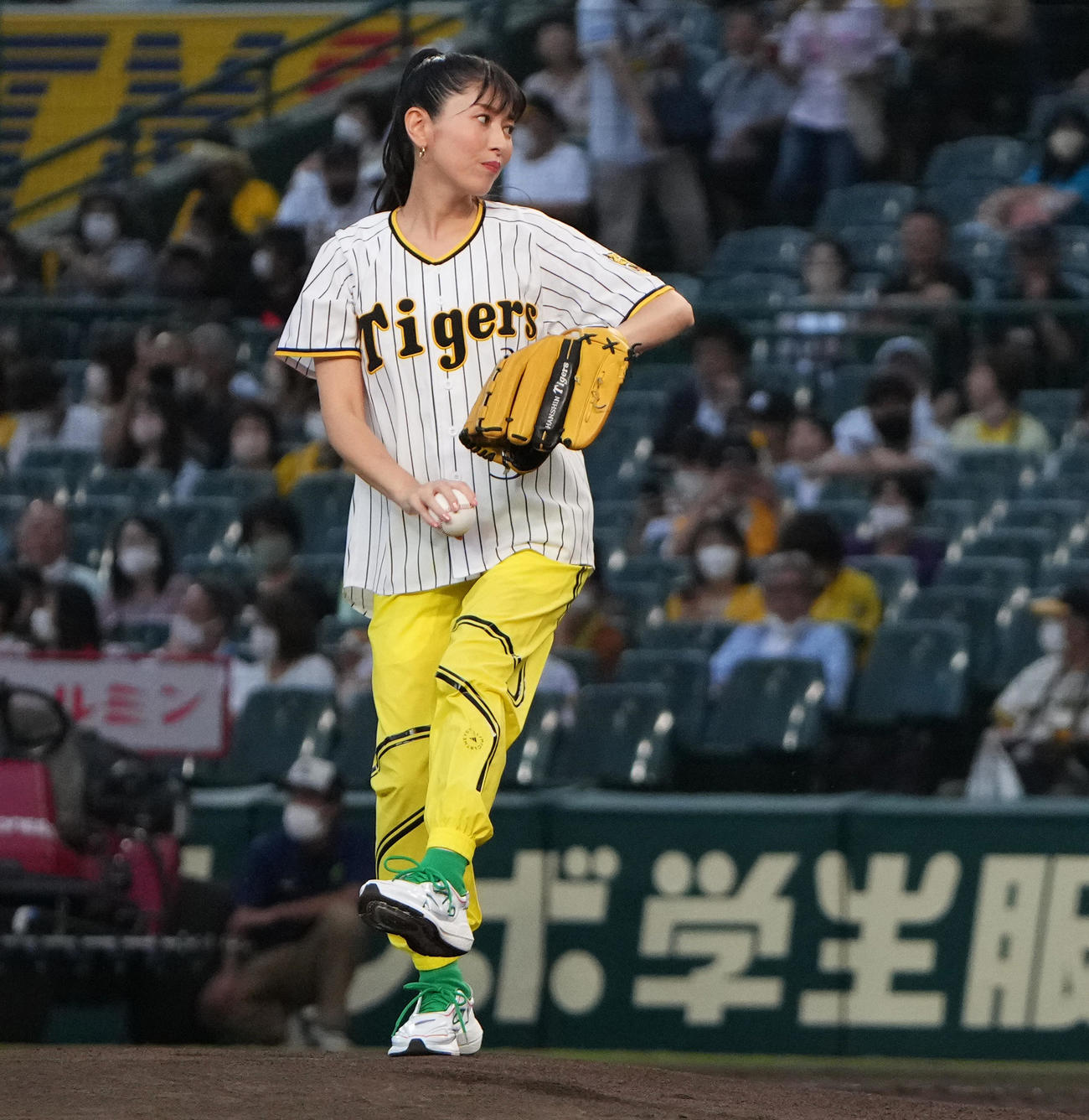 阪神対ヤクルト　「涼宮ハルヒの球宴」でファーストピッチを行う声優の茅原実里（撮影・清水貴仁）