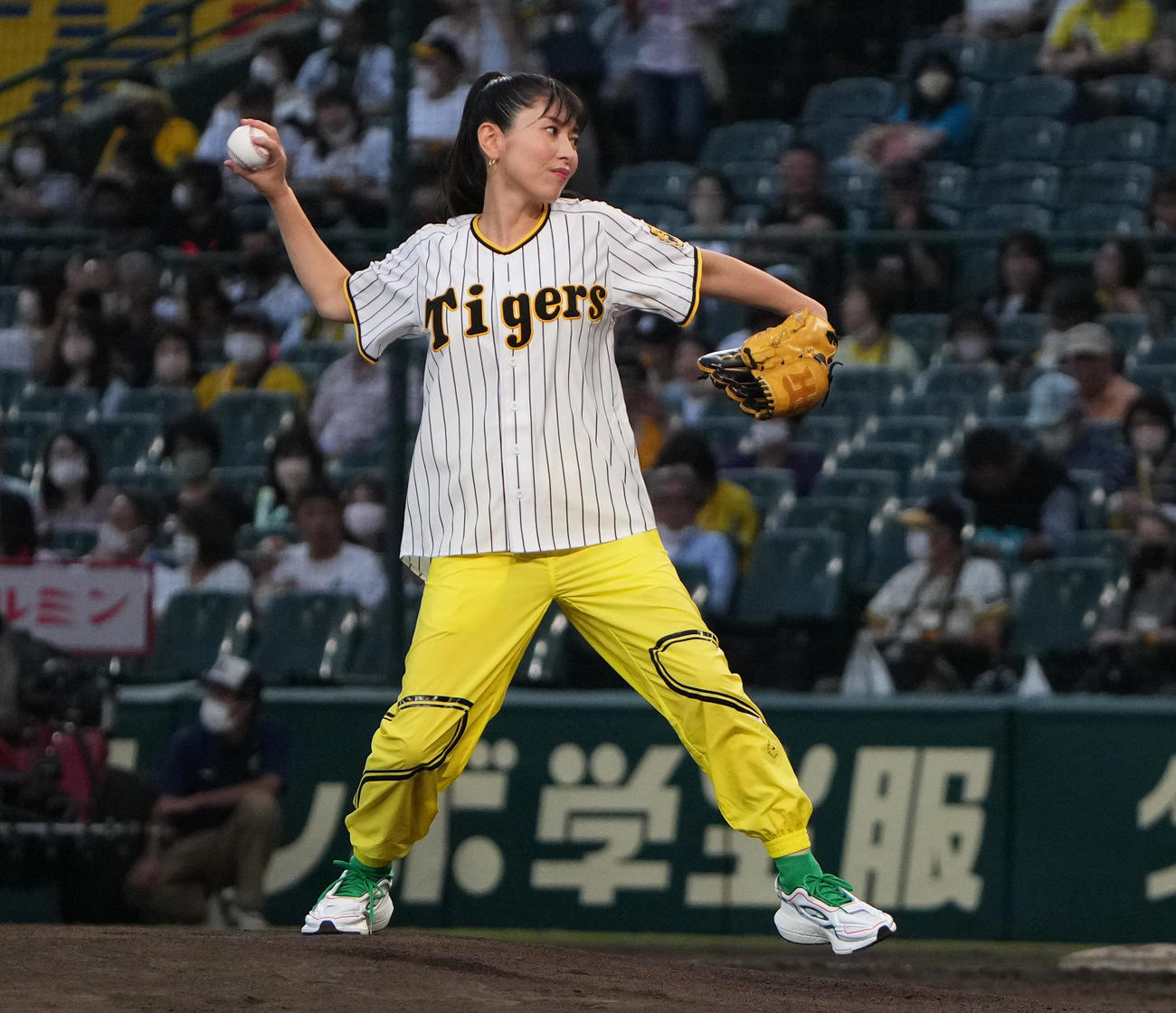 阪神対ヤクルト　「涼宮ハルヒの球宴」でファーストピッチを行う声優の茅原実里（撮影・清水貴仁）