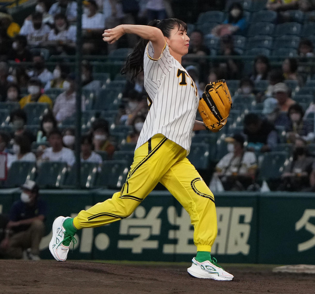 阪神対ヤクルト　「涼宮ハルヒの球宴」でファーストピッチを行う声優の茅原実里（撮影・清水貴仁）