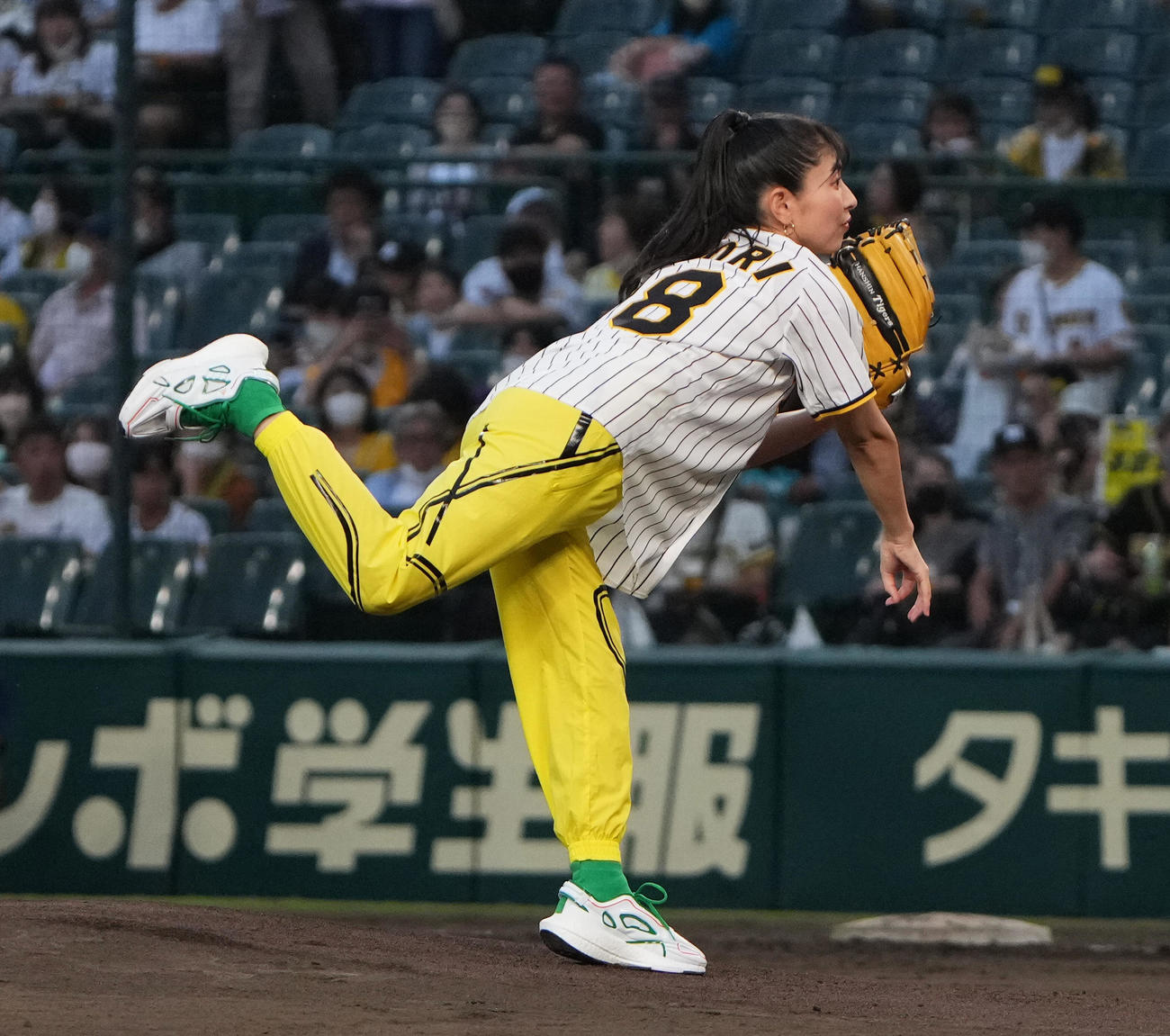 阪神対ヤクルト　「涼宮ハルヒの球宴」でファーストピッチを行う声優の茅原実里（撮影・清水貴仁）