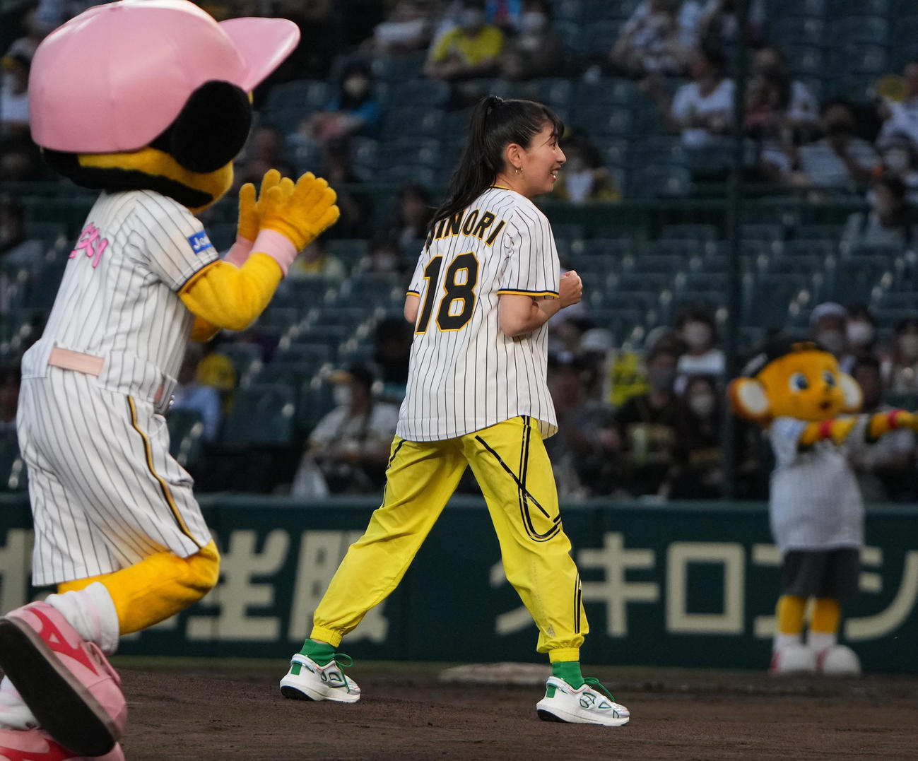 阪神対ヤクルト　「涼宮ハルヒの球宴」でファーストピッチを行う声優の茅原実里（撮影・清水貴仁）