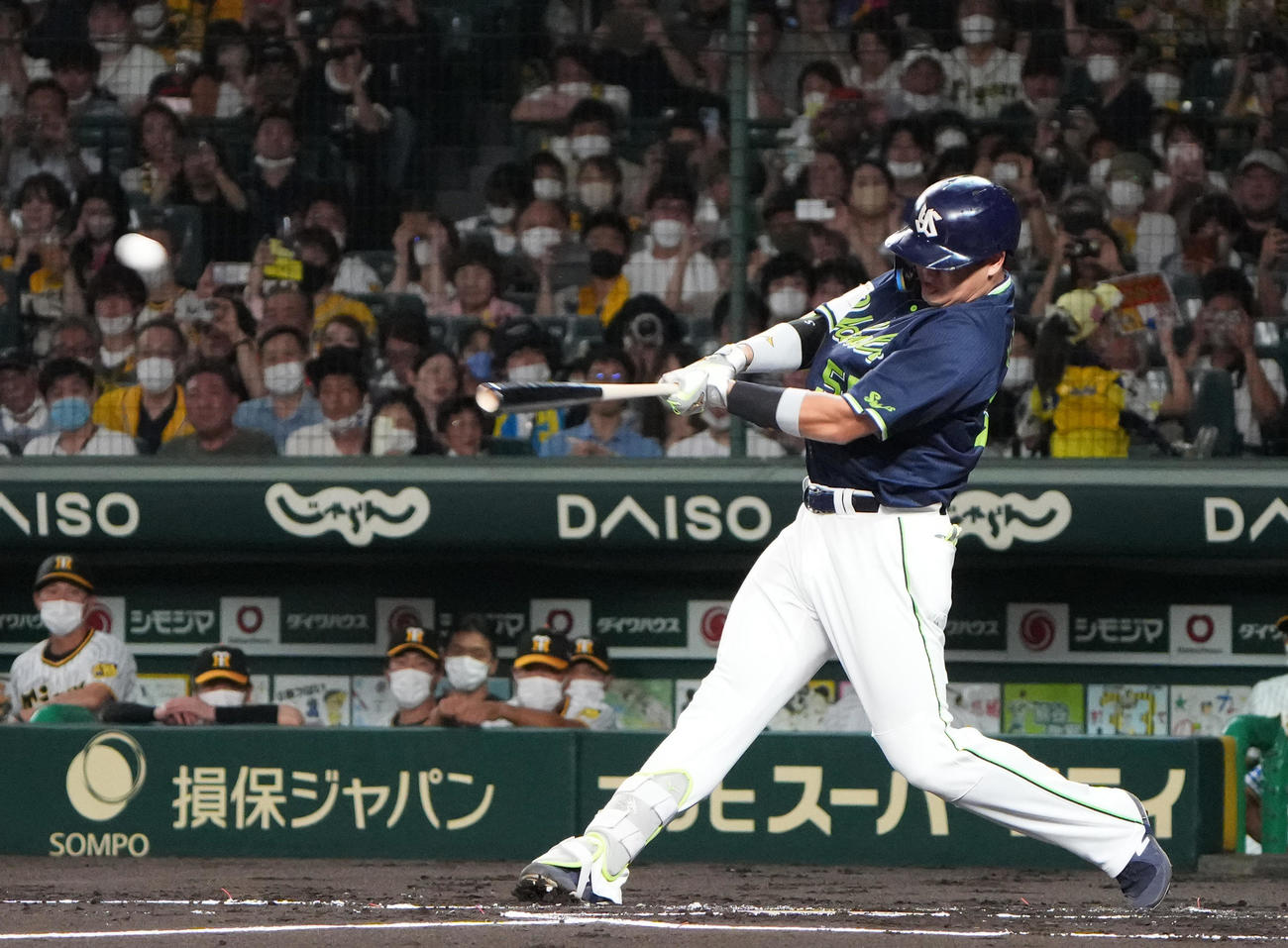 阪神対ヤクルト　2回表ヤクルト無死、痛烈な当たりも右飛に倒れる村上（撮影・清水貴仁）