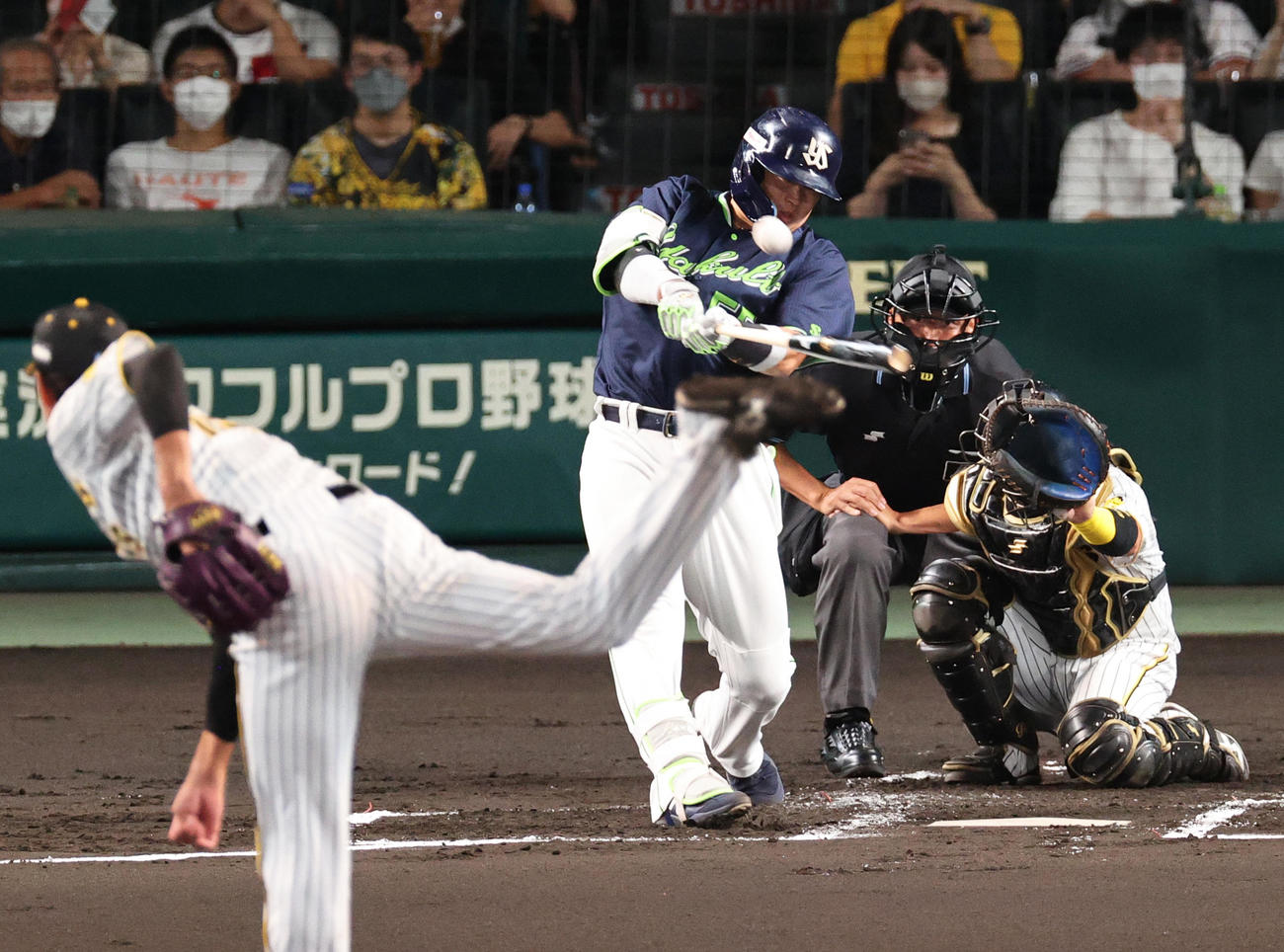 阪神対ヤクルト　2回表ヤクルト無死、村上は右飛に倒れる（撮影・上山淳一）