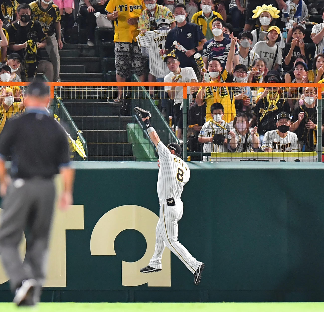 阪神対ヤクルト　2回表ヤクルト無死、村上の痛烈な当たりを右翼手佐藤輝が好捕する（撮影・清水貴仁）