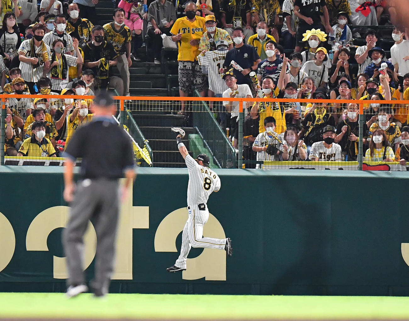 阪神対ヤクルト　2回表ヤクルト無死、佐藤輝は村上の痛烈な当たりを好捕する（撮影・清水貴仁）