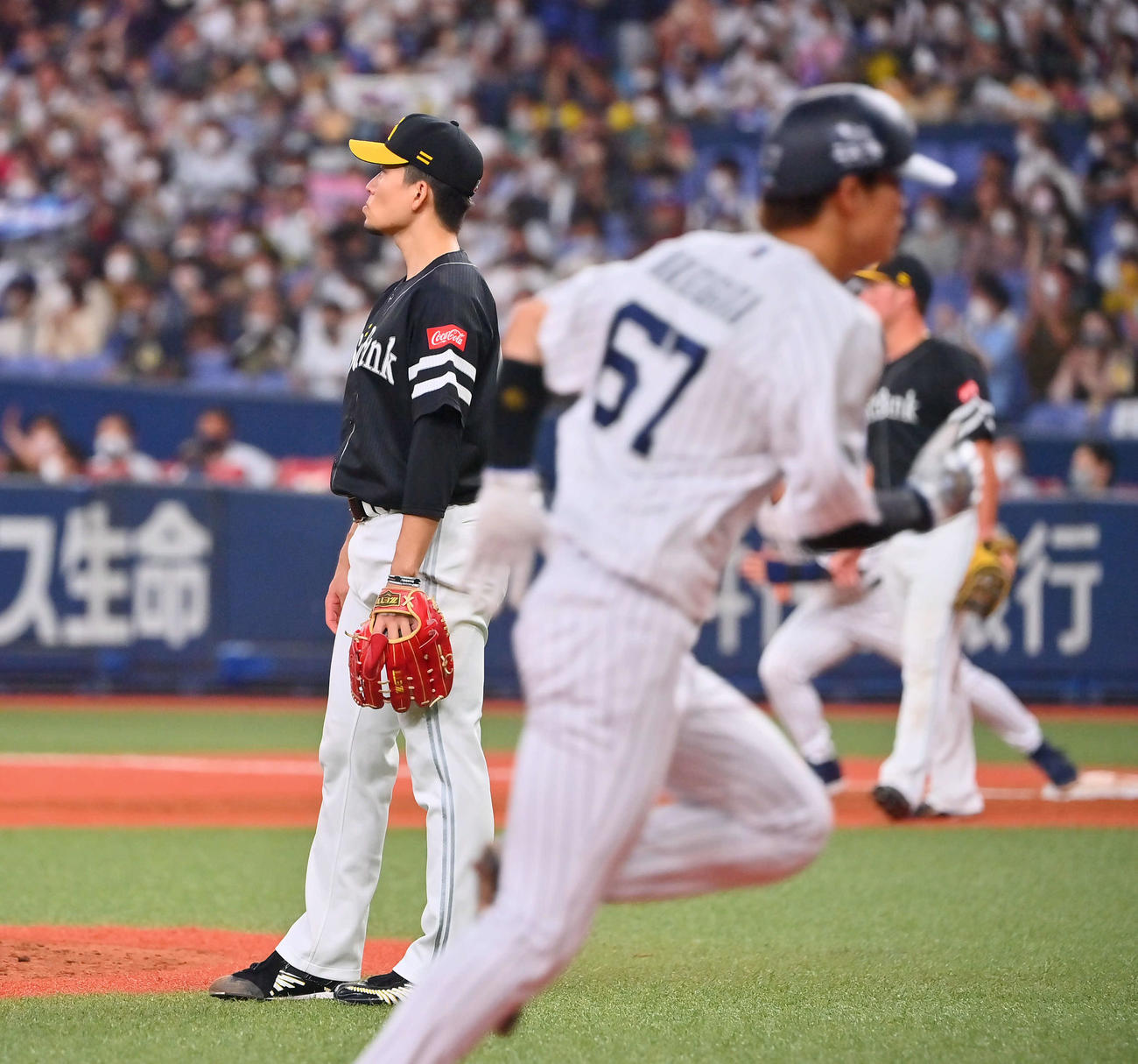 オリックス対ソフトバンク　4回裏オリックス1死一、三塁、頓宮に中犠飛を浴びる千賀、右は三塁走者の中川圭（撮影・和賀正仁）