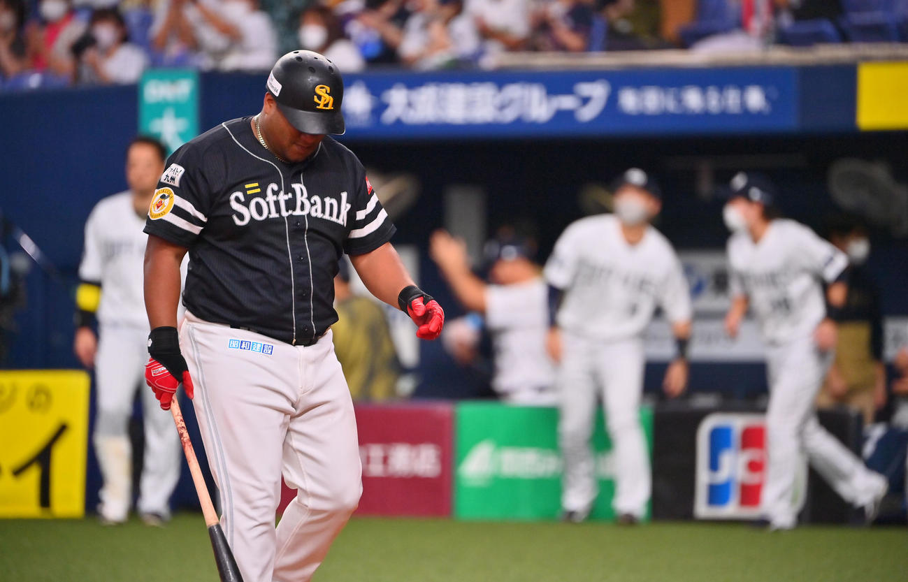 オリックス対ソフトバンク　9回表ソフトバンク2死、デスパイネは空振り三振し試合終了となる（撮影・和賀正仁）（撮影・和賀正仁）