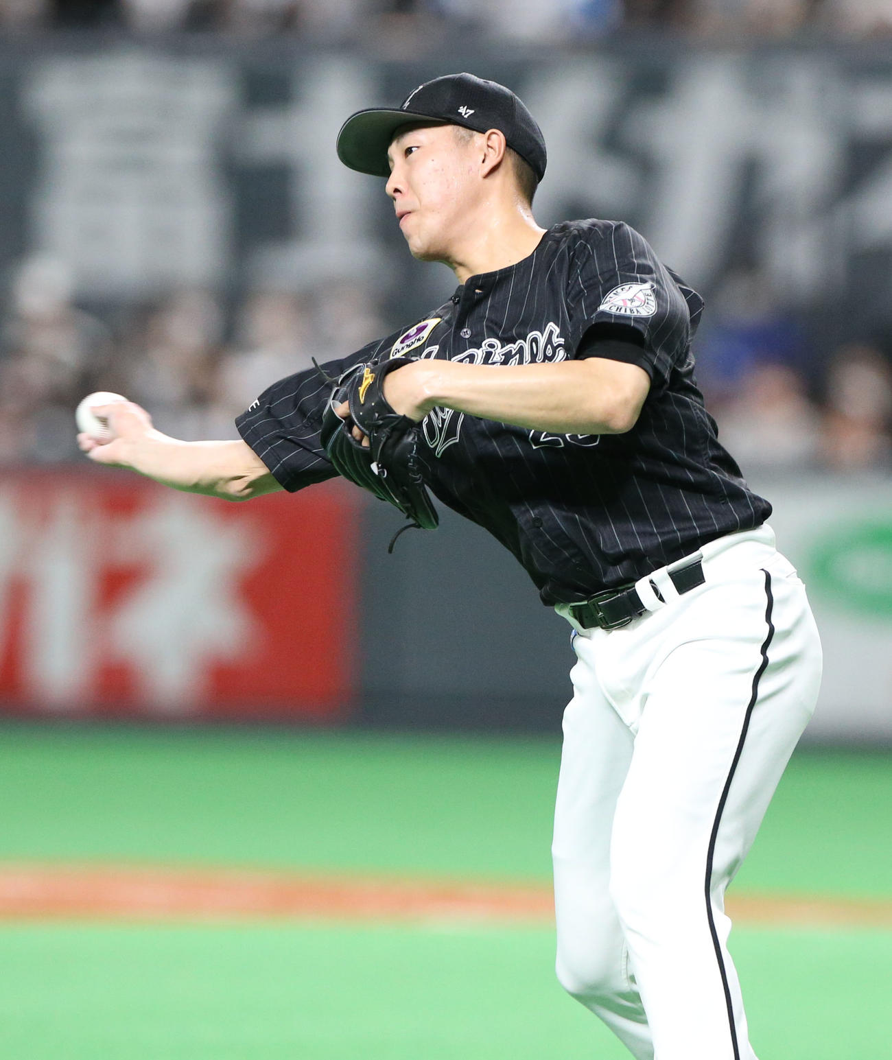 日本ハム対ロッテ　8回裏日本ハム無死一、二塁、杉谷の投ゴロを捕球後、三塁に悪送球する西野（撮影・佐藤翔太）