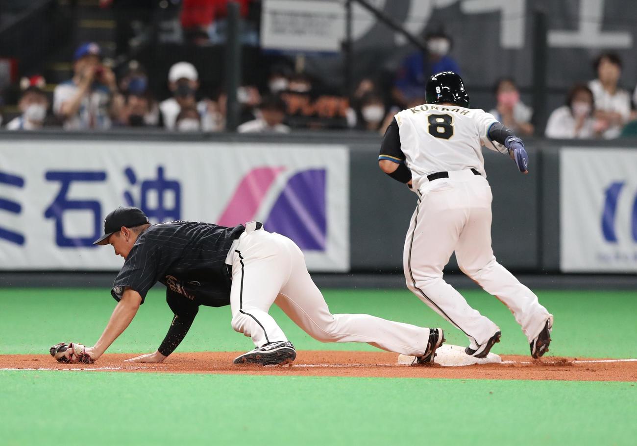 日本ハム対ロッテ　8回裏日本ハム無死一、二塁、杉谷の送りバントの打球を西野が三塁に悪送球し近藤が生還。三塁手安田（撮影・黒川智章）